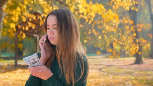 Mujer Morena Atractiva Joven Hablando Por Teléfono Sosteniendo Paquete Dinero — Vídeo de stock