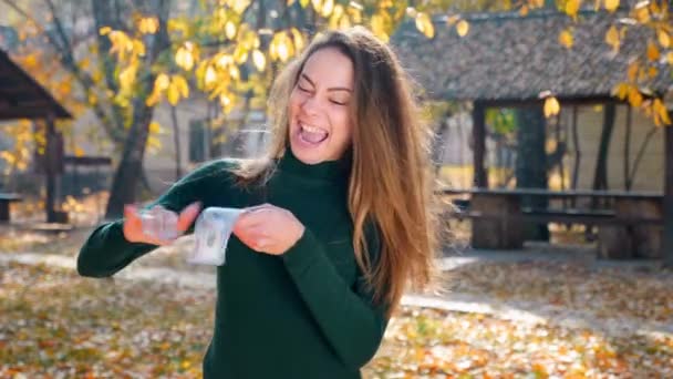 Забавная Молодая Привлекательная Брюнетка Бросает Много Денег Воздух Парке Девушке — стоковое видео