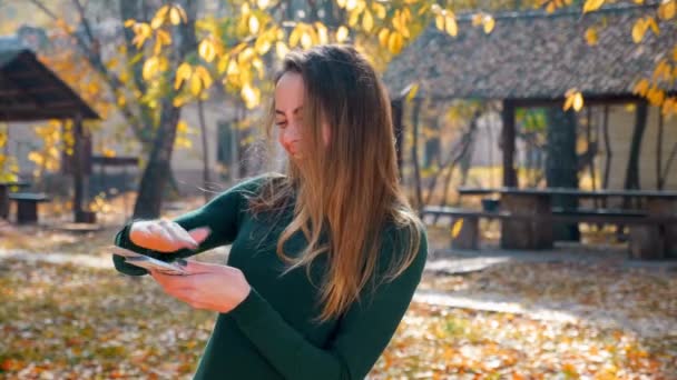 Rolig Ung Attraktiv Brunett Kvinna Kasta Massa Pengar Luften Parken — Stockvideo