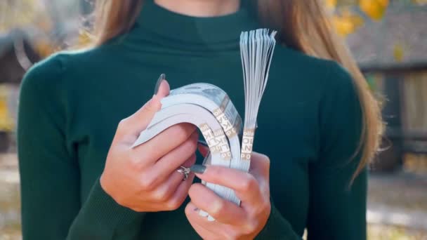 Gros Plan Jeune Femme Pull Vert Qui Compte Des Paquets — Video