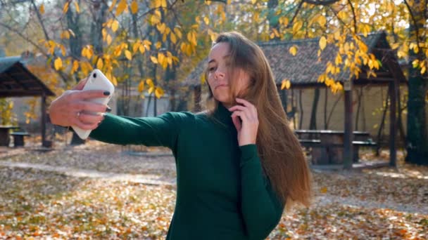 Mladá Atraktivní Brunetka Dělá Selfie Smartphonu Pozadí Zažloutlé Stromy Podzim — Stock video