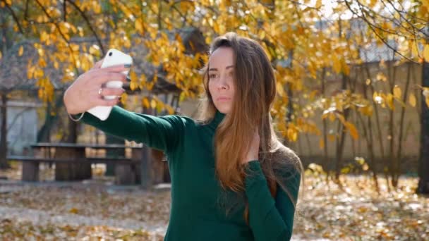 Giovane Donna Bruna Attraente Selfie Smartphone Uno Sfondo Alberi Ingialliti — Video Stock