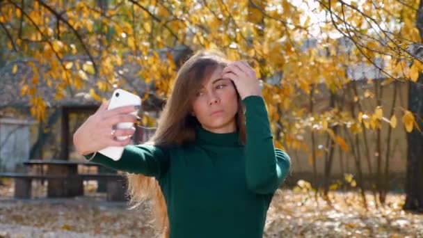 Jonge Aantrekkelijke Brunette Vrouw Maakt Selfie Smartphone Een Achtergrond Van — Stockvideo