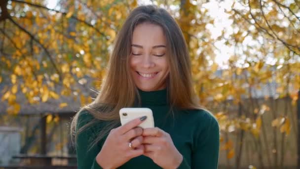 Engraçado Jovem Mulher Morena Atraente Usando Smartphone Sorrisos Fundo Árvores — Vídeo de Stock