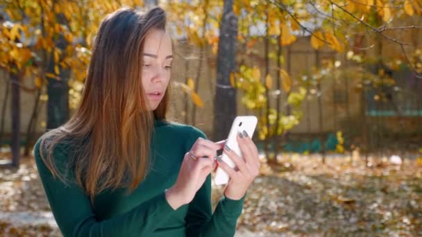 Jeune Jolie Femme Brune Surprise Par Elle Sur Smartphone Jolie — Video