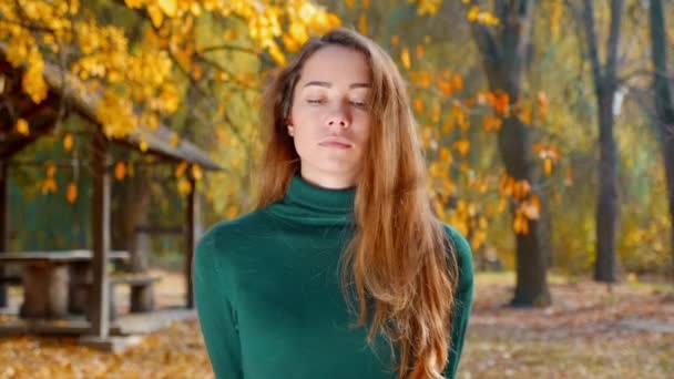 Retrato Una Joven Morena Atractiva Sobre Fondo Árboles Amarillentos Otoño — Vídeo de stock