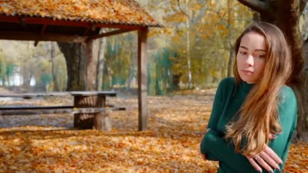 Donmuş Genç Çekici Esmer Kadın Sonbaharda Sarı Ağaçların Arka Planında — Stok video