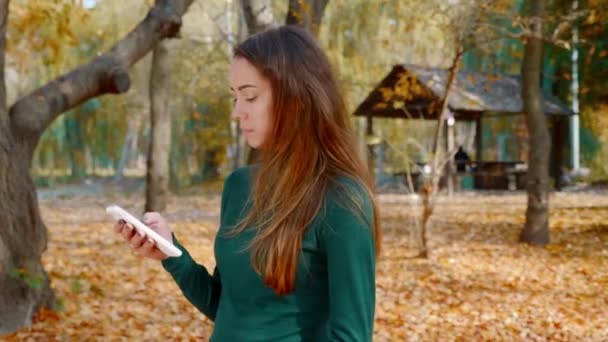 Mladá Atraktivní Brunetka Žena Chůze Rolování Obsahu Smartphonu Pozadí Zažloutlé — Stock video