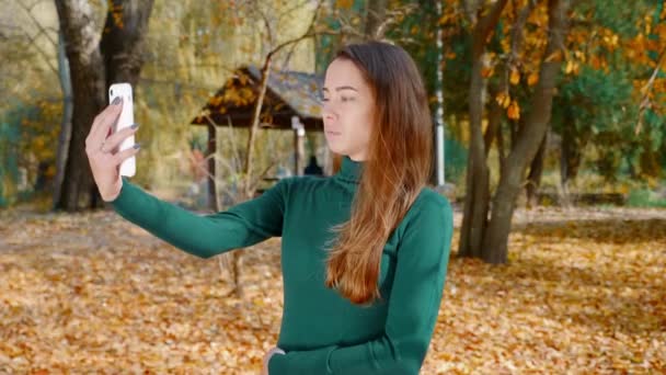 Jeune Femme Brune Séduisante Fait Selfie Sur Smartphone Sur Fond — Video