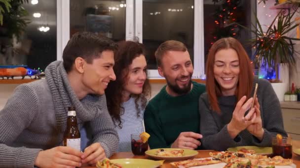 Joven Dama Muestra Sus Amigos Fotos Videos Desde Teléfono Inteligente — Vídeo de stock