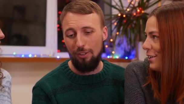 Gros Plan Amis Heureux Qui Parlent Une Table Festive Célèbrent — Video