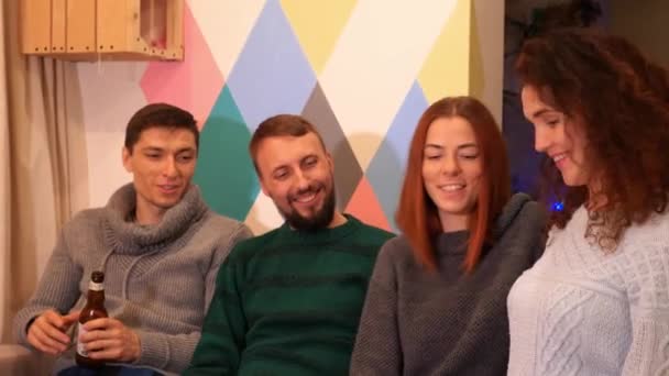 Mutlu Arkadaşlar Kanepede Oturuyor Birbirlerine Hediyeler Veriyorlar Evde Yeni Yıl — Stok video