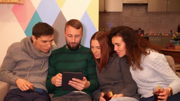 Ευτυχισμένοι Φίλοι Κάθονται Στον Καναπέ Χρησιμοποιούν Tablet Και Γιορτάζουν Την — Αρχείο Βίντεο