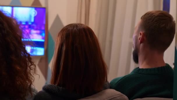Šťastní Přátelé Sedí Gauči Dívají Zábavnou Televizní Show Koncept Svátků — Stock video