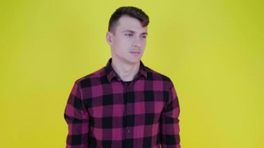 Düşünceli adam etrafına bakar ve sarı arka planda ne seçeceğini düşünür.