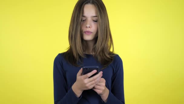 Összezavarodott tinédzser lány üzenetet gépel egy hírvivőben vagy közösségi oldalakat néz — Stock videók