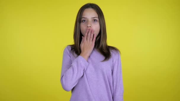 Adolescente choquée lève la main et couvre la bouche avec une paume — Video