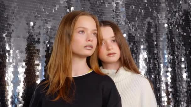 Две девушки с красивым макияжем позируют фотографу в салоне красоты — стоковое видео