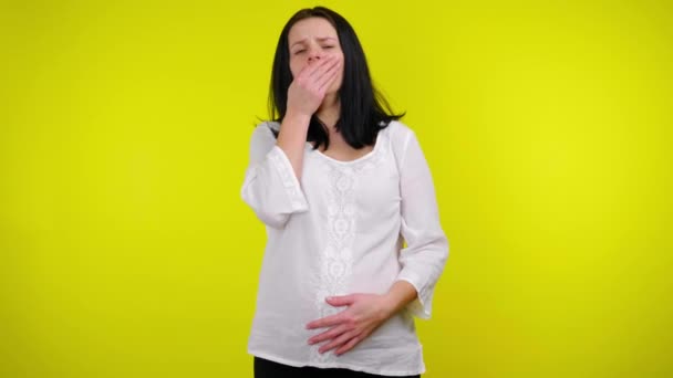 Sjuk gravid kvinna hostar täcker munnen med handflatan, håller magen med handen — Stockvideo