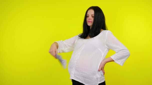 Багаті молоді вагітні хвилі гроші перед шлунком з дитиною всередині — стокове відео