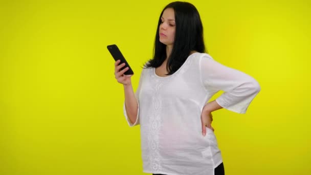 Gravid kvinna skriva meddelande i en budbärare eller skriver inlägg på sociala nätverk — Stockvideo