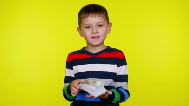 Rik liten pojke håller mycket pengar i handen och knackar i andra handen — Stockvideo