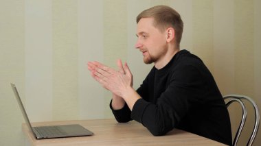 Adam başarılı bir online iş görüşmesinden hoşlanıyor. Karantina, kendini izole etme.