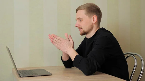 Homem goza de uma entrevista de emprego online de sucesso. Quarentena, auto-isolamento — Fotografia de Stock