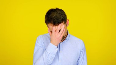 Kopyalama alanı olan sarı bir arkaplanda insan yüzü