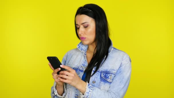 Frau hält Smartphone in der Hand und tippt eine Nachricht in den Messenger — Stockvideo
