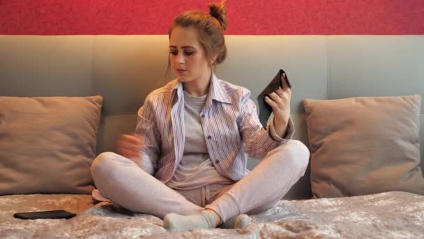 Femme à la maison assis sur lit lingettes smartphone microfibre avec antiseptique — Video
