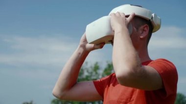 Adam kafasına sanal gerçeklik kaskı takıyor ve hareketleri kontrol ediyor.