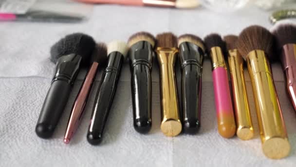 Set brushes lies on the table of a makeup artist in a beauty salon — Stock Video