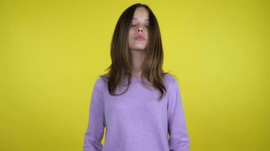 Genç kız başını kaldırdı ve şok oldu. Avuç içlerini sarı arka plana koydu.