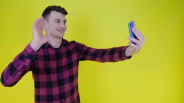 Adam, sosyal ağlardaki aboneler için akıllı telefonlardan video kaydediyor.