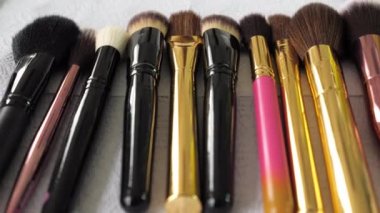 Kapalı set fırçaları güzellik salonundaki bir makyözün masasında yatıyor.