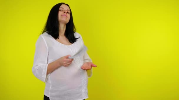 Πλούσια νεαρή έγκυος γυναίκα κρατά πολλά χρήματα στο χέρι και χτυπά την παλάμη — Αρχείο Βίντεο
