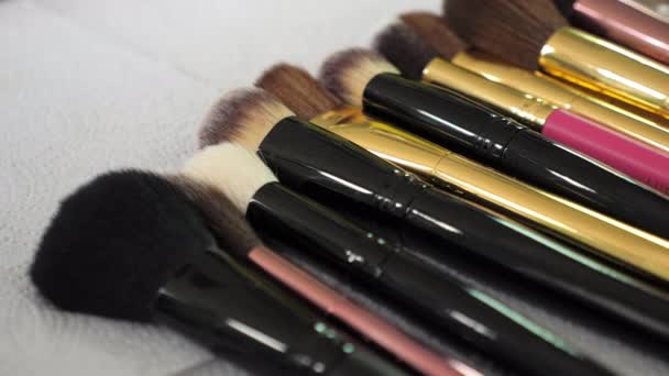 Close up set escovas encontra-se na mesa de um maquiador em um salão de beleza — Vídeo de Stock