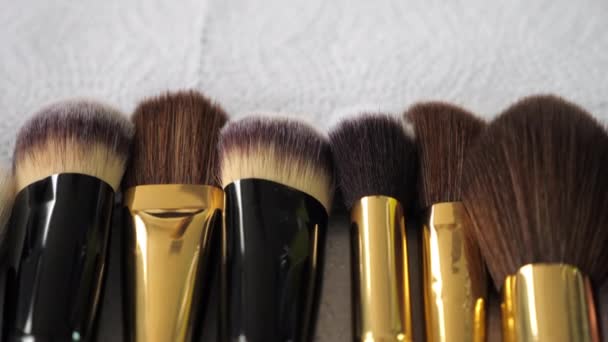 Pinceles de primer plano se encuentra en la mesa de un artista de maquillaje en un salón de belleza — Vídeos de Stock