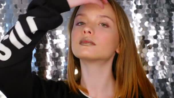Meisje make-up zit op stoel in salon schudden hoofd, rechttrekken haar met de hand, poses — Stockvideo