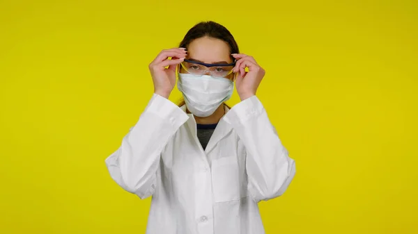 Fiatal orvos orvosi maszkban biztonsági szemüveget visel. — Stock Fotó