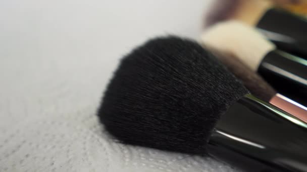 Close up børste ligger på bordet af en makeup kunstner i en skønhedssalon – Stock-video