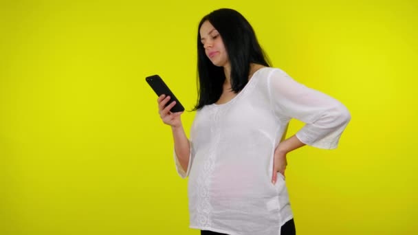 Mujer embarazada escribiendo mensaje en un mensajero o escribe post en las redes sociales — Vídeo de stock