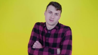 Adam kameraya döner, kollarını karnına koyar ve hayır der.