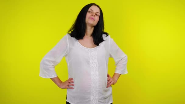 Mulher grávida posa na câmera, um monte de dinheiro é jogado na frente dela — Vídeo de Stock