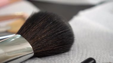 Kapalı fırça güzellik salonundaki bir makyözün masasında yatıyor.