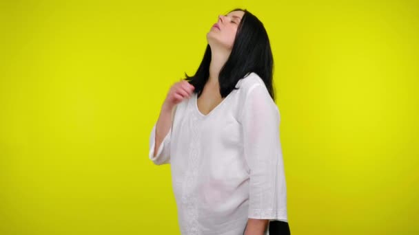 Det är mycket varmt för en ung gravid kvinna, dricksvatten från en plastflaska — Stockvideo