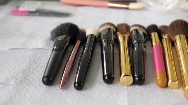 Set pinceles se encuentra en la mesa de un artista de maquillaje en un salón de belleza — Vídeo de stock