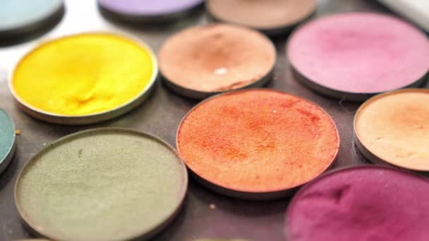 Макияж крупным планом многоцветная палитра теней для век в салоне красоты — стоковое видео