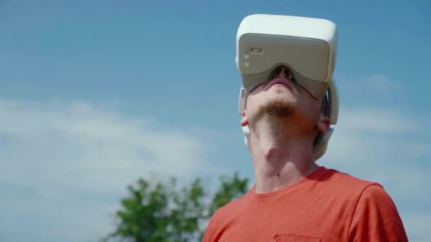 Muž v helmě virtuální reality otočí hlavu doleva a nahoru — Stock video